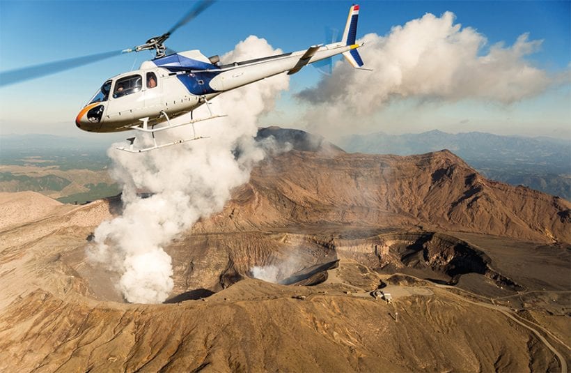 טיסה חווייתית במיוחד נכונה למטייל בטיסה מעל ללועו של הר הגעש ״נאקאדאקה״, אחד משרשרת הרי אסו. צילום: נוה אקדמיה