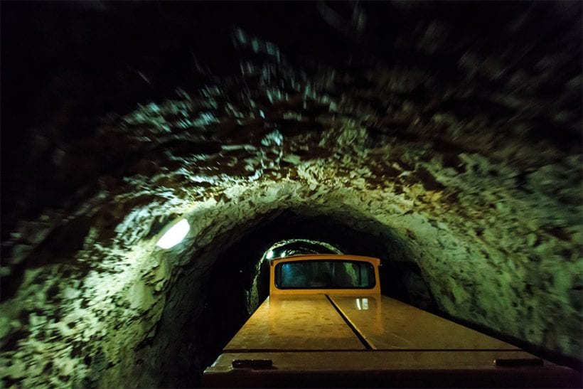 רכבת מורידה את הנוסעים לעומק האדמה במערות פוסטוינה. צילום: 123rf