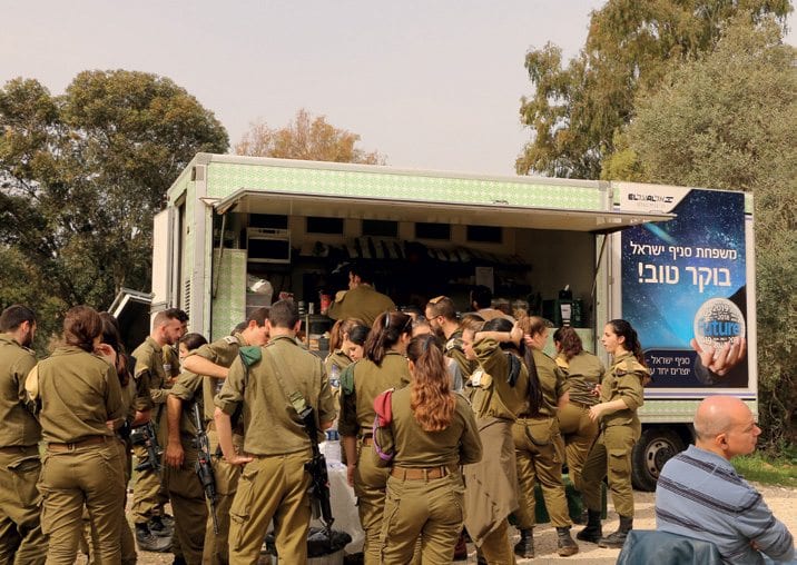 מזמינים לקפה ומאפה את חיילי גדוד התצפיתנים