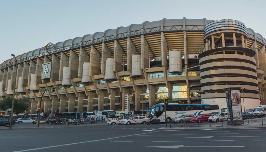 המפגש בין ענקיות הכדורגל הספרדי יתקיים באצטדיון הסנטיאגו ברנבאו במדריד. צילום: 123rf