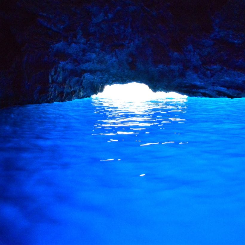 המערה הכחולה באי קסטלוריזו, יוון. צילום: שאטרסטוק