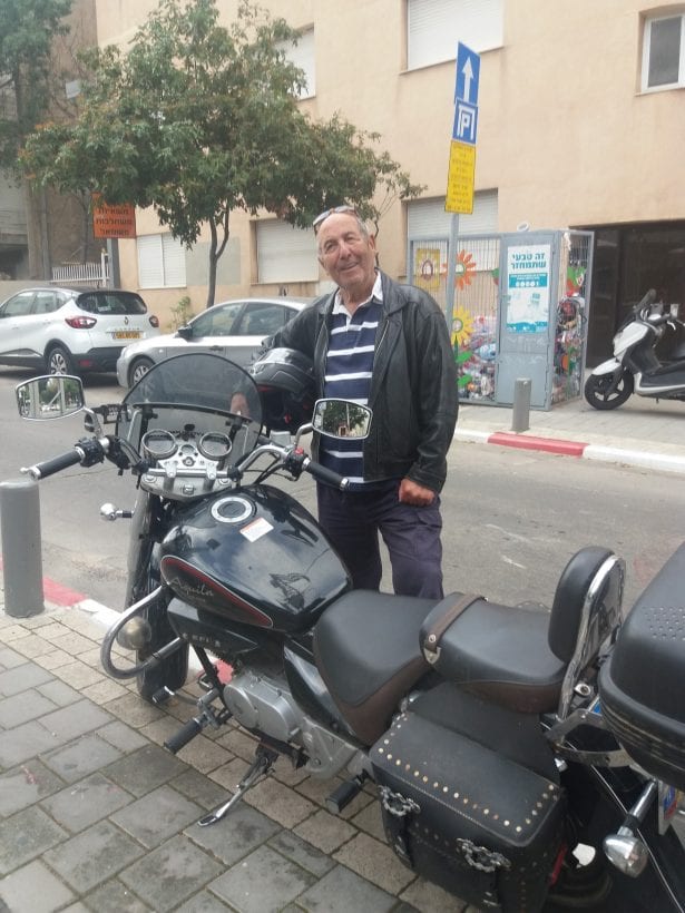 יוסי גליק עם האופנוע, שהוביל אותו למשרדי הנסיעות ברחבי הארץ