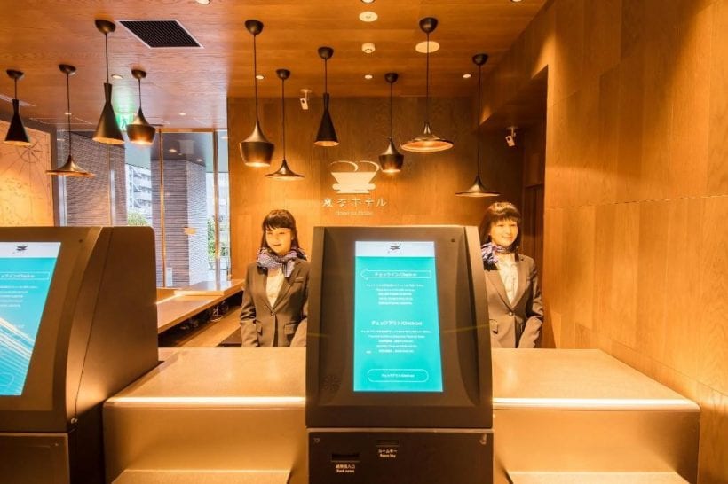 זה רק נראה אמיתי. פקידי קבלה רובוטים במלון בטוקיו. צילום: יחצ אגודה