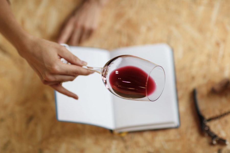 טעימת יין - התבוננות בצבע היין