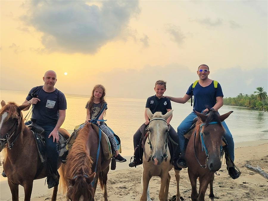 רפובליקה דומיניקנית: רוכבים לשקיעה באחד החופים היפים בעולם