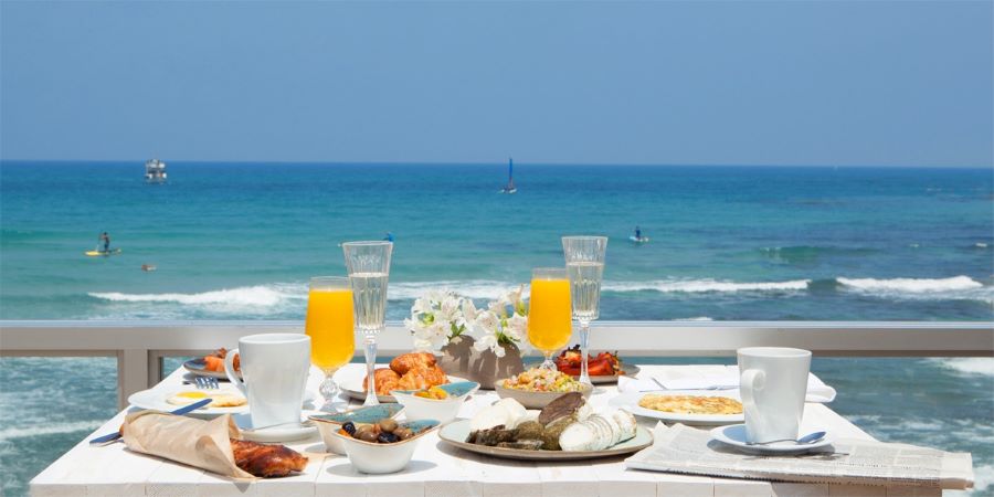 הכי קרוב לים שיש. ארוחת בוקר במלון קרלטון תל אביב. צילום: אורי אקרמן