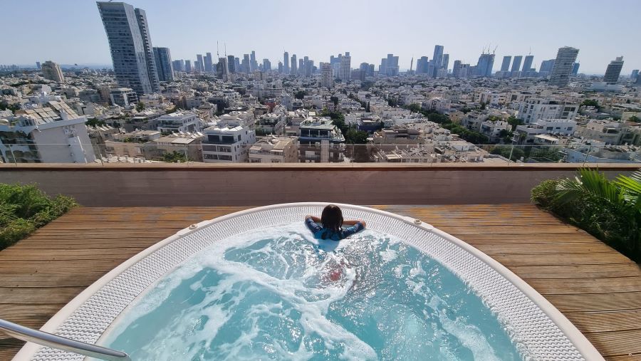 ג'קוזי על גג המלון עם הפנים לצד האורבני של תל אביב. צילום: ספיר פרץ