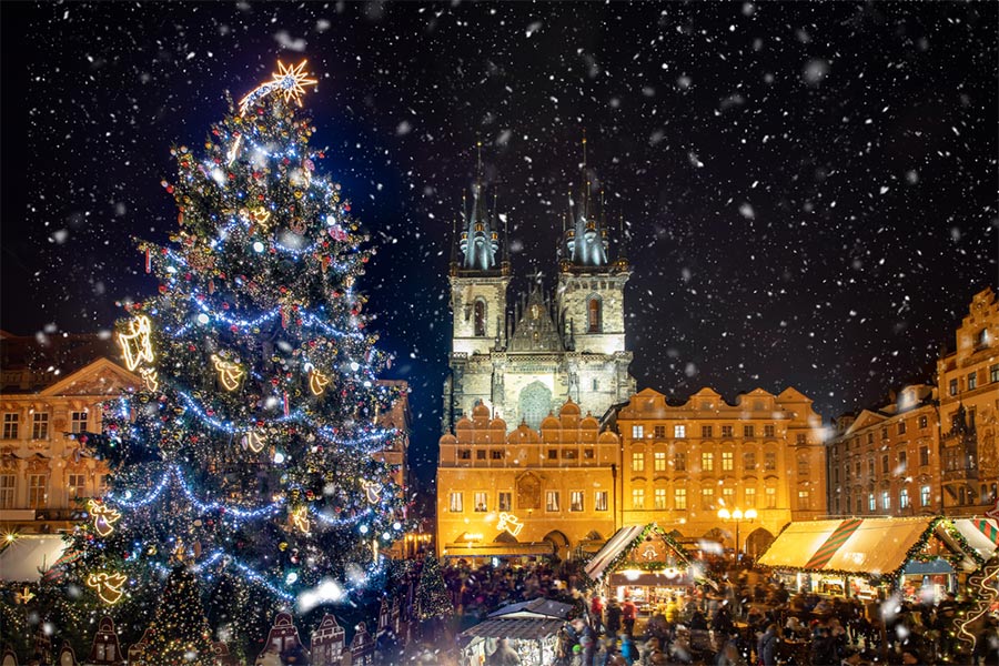 אל תחמיצו את שוק חג המולד בכיכר העיר העתיקה של פראג בשעות הלילה