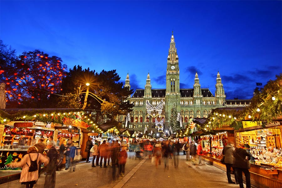 אסור לפספס: שוק חג המולד מול הראטהאוס (בניין העירייה) של וינה