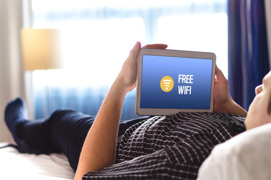 אחד הדברים שמקומם אורחים במיוחד הוא העדר של אינטרנט אלחוטי חינמי במלון
